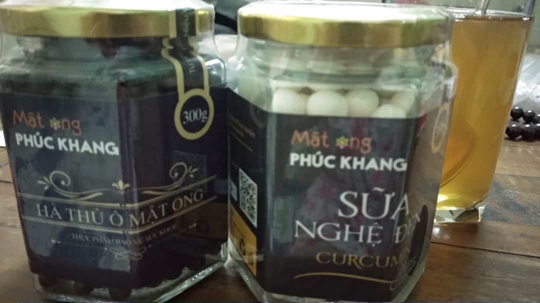 Giao hàng nhanh hơn lịch thông báo. đóng gói rất cẩn thận. Còn được tặng trà sâm nữa. Tuy nhiên góp ý nắp chai mật ong quá khó mở, vặn ra được, mạnh tay sẽ bị móp luôn. Nếu được, góp ý cải tiến nắp chai sẽ hoàn hảo.