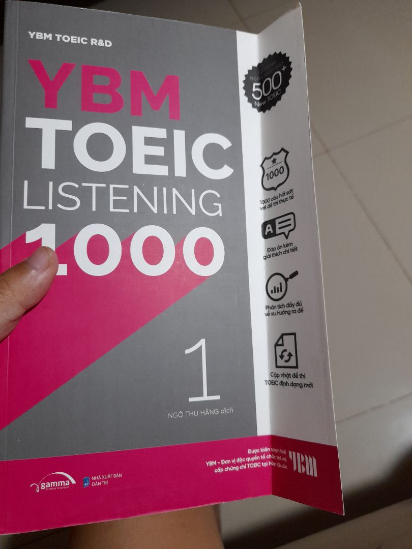 cực kì bực mình bên đóng hàng, làm gập bìa sách của mình, mình yêu thích và bảo quản sách rất kĩ nên nhận hàng như vậy rất bực mình 
Nội dung tốt, phần đầu giới thiệu về toiec, gồm 10 ***, 1000 câu hỏi về 4 part