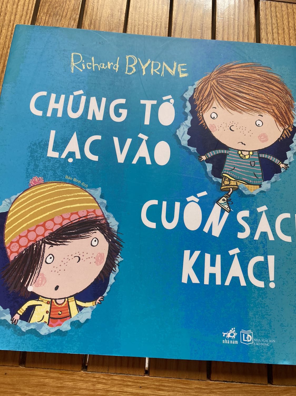 Tikifast giao hàng nhanh còn được free ship nữa 😘. Hình ảnh và màu sắc sản phẩm đẹp, nội dung phù hợp với bé.