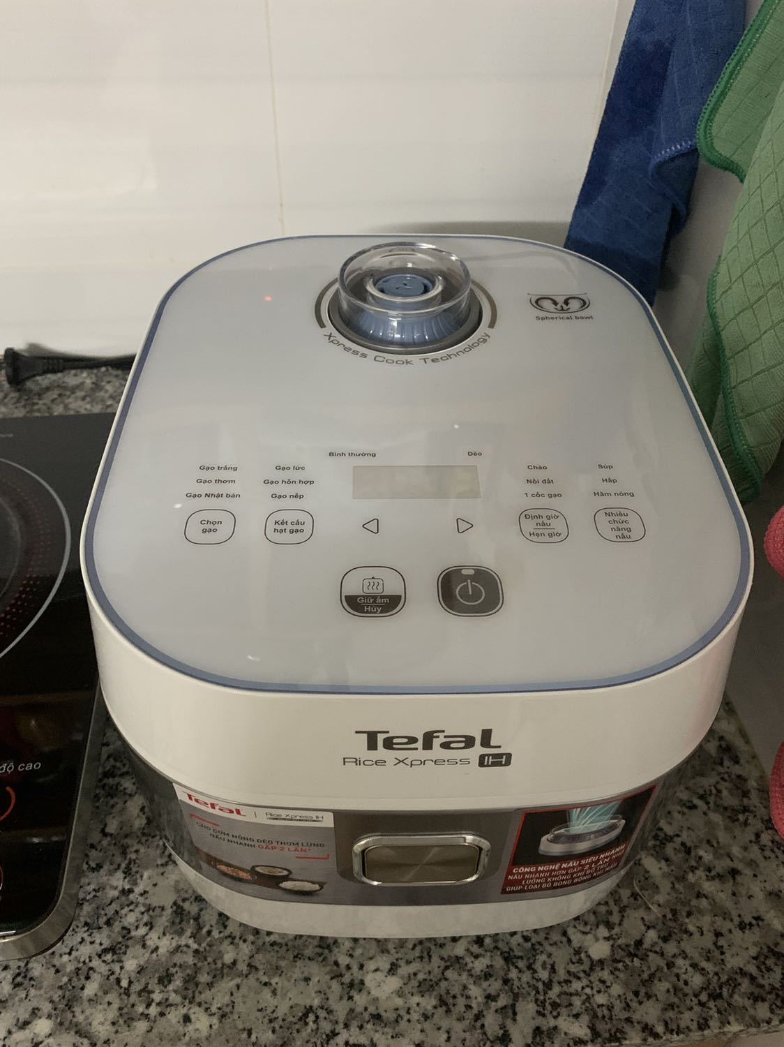 nấu cơm ngon, nấu cháo siêu ngon. chế độ hâm nóng cho cơm nóng như vừa nấu mà lại ko hề bị dính nồi. tuy nhìu bình luận nói nắp nồi ko khít nhưng mình thấy nó cũng ko ảnh hưởng đến chất lượng. Nhược điểm duy nhất là đọng nước ở thành nồi nhưng cũng k hề chảy xuống cơm, và bốc hơi cũng nhanh nên về cơ bản cũng k ảnh hưởng đến chất lượng sử dụng. Cảm thấy rất xứng đáng với giá tiền. Luôn hài lòng về các sản phẩm của Tefal. Chỉ có duy nhât nồi tặng kèm thì nắp ko khít với nồi cho lắm. Nhưng vì là quà tặng kèm nên ko có j phải phàn nàn. Vote 5*