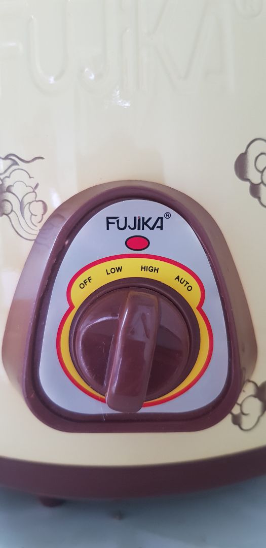 Nồi kho cá Fujika thương hiệu Nhật Bản, sản xuất tại Trung Quốc, nhập khẩu tại Hà Nội, Việt Nam, mình mua được với chất lượng siêu tệ. Nồi không thực hiện được chức năng đun nóng, gắm điện rồi nhưng vẫn lạnh hoài dù ở chế độ nấu nào. Miếng dán phía trước núm bật chế độ: chậm, cao, tự động rất lỏng lẽo, mình mở ra thì thấy như hình bên dưới, khi gắm điện đèn màu đỏ không sáng. Lòng nồi có vài hạt li ti màu vàng do tráng không hoàn hảo, nhưng lỗi nhỏ thôi, quan trọng là nồi không nấu được. Công ty bảo hành ở Hà Nội xa xôi, không thể giúp đổi trả, sữa chữa nhanh chóng, hiệu quả, tiết kiệm. Trải nghiệm mua hàng vô cùng buồn, mình đã mất tiền thanh toán trả trước và mua sản phẩm siêu tệ. Ngày xưa còn nhỏ mình nhớ hàng Nhật siêu tốt, xài 10 năm còn tốt, thật đáng mua và tin dùng. Ngày nay có sự thay đổi. Đóng hàng kĩ, chắc chắn, có nỗ lực hỗ trợ xử lý giao hàng sớm cho mình từ Tiki, mình cố gắng cho đánh giá 1 sao, chứ không cho sao thì mình đăng bài không được.
Sao hàng Nhật mà có thơ tiếng Việt và hình ảnh Thánh Gióng vậy?
Hàng kém chất lượng vậy mình có bắt đền bên nhà sản xuất lại chưa?