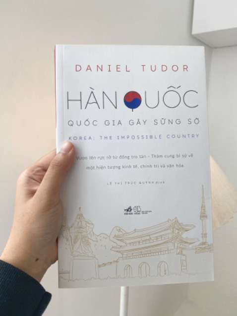 Sách hay, nội dung nói về lịch sử và truyền thông văn hóa Hàn quốc, nên đọc nếu bạn yêu thích Hàn Quốc, sách có vài trang màu rất ấn tượng