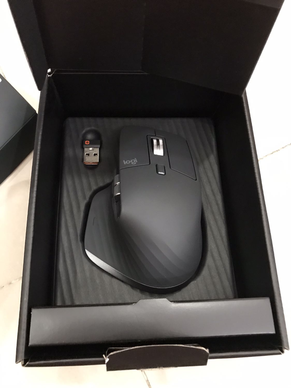 Tiền nào của đó, chuột lăn đã và vừa tay hơn chuột đang xài. Các con lăn thì tiện và êm, xài rất đã. Điểm trừ nhỏ là nút chuột giữa cần lực nhiều.