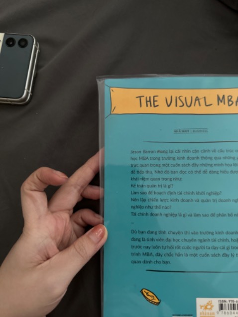 Thực sự thất vọng! sách bị rách, dấu dán rõ ràng. 
Bìa bọc sách cắt cẩu thả, k thẳng thóm. Ngoài ra phía sau thì bị rách luôn, nhận hàng sách 1 nơi bìa 1 nẻo. 
Đề nghị bên bán/tiki hỗ trợ xử lý giúp mình vấn đề này gấp!!! 
Sách đem đi tặng mà nhìn hoảng hồn.