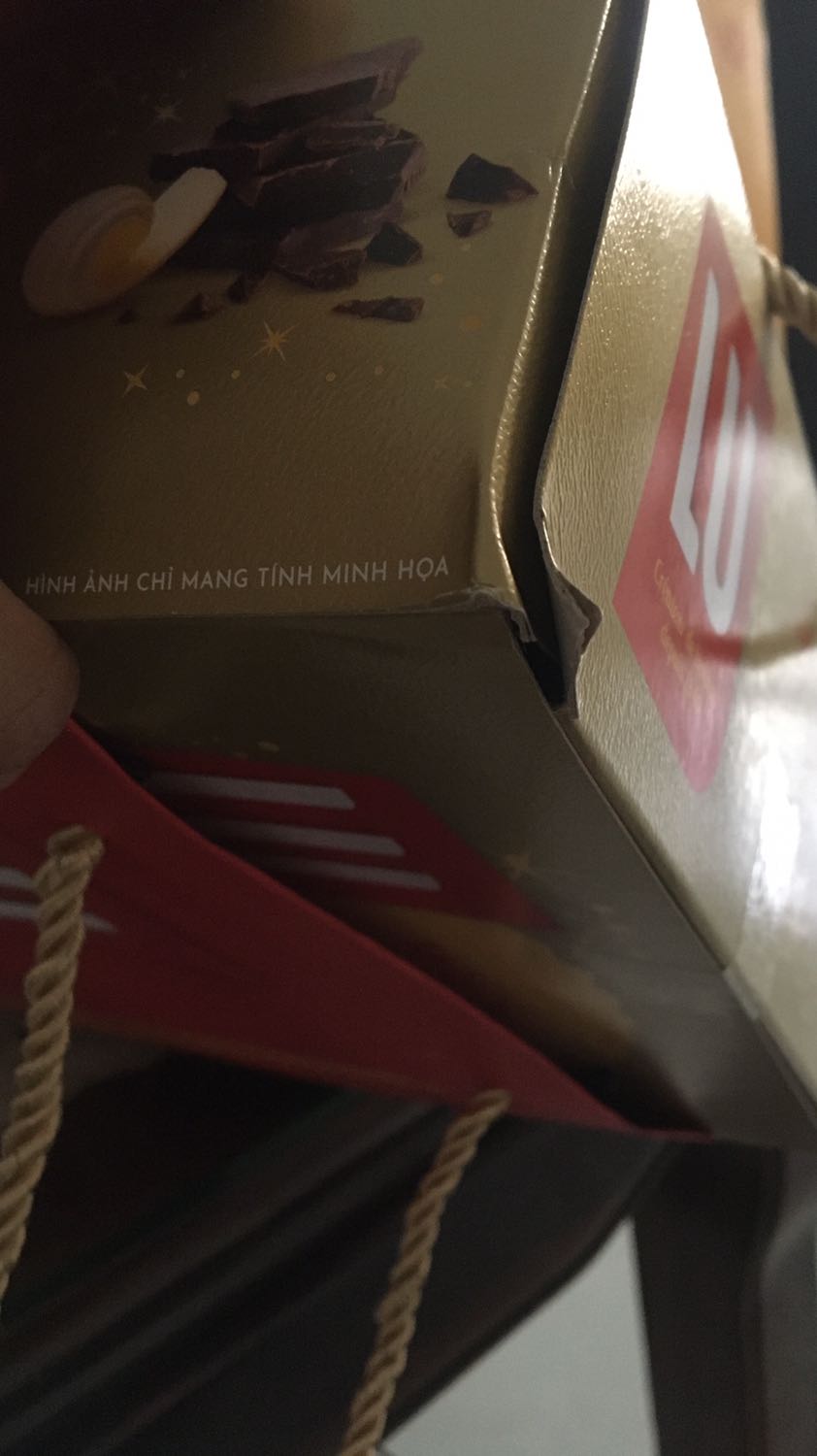 hàng giao nhanh, áp mã nên được giảm thêm 50k. Nhưng góp ý Tiki là giao hàng bánh tết cũng nên đóng thùng chứ. Bao giấy kính với quấn mỗi màng bọc mỏng như vậy thì dễ móp lắm. nếu vậy ai biếu quà thì nên đi ra tiệm lựa chứ xui móp quá sao dám tặng người khác.