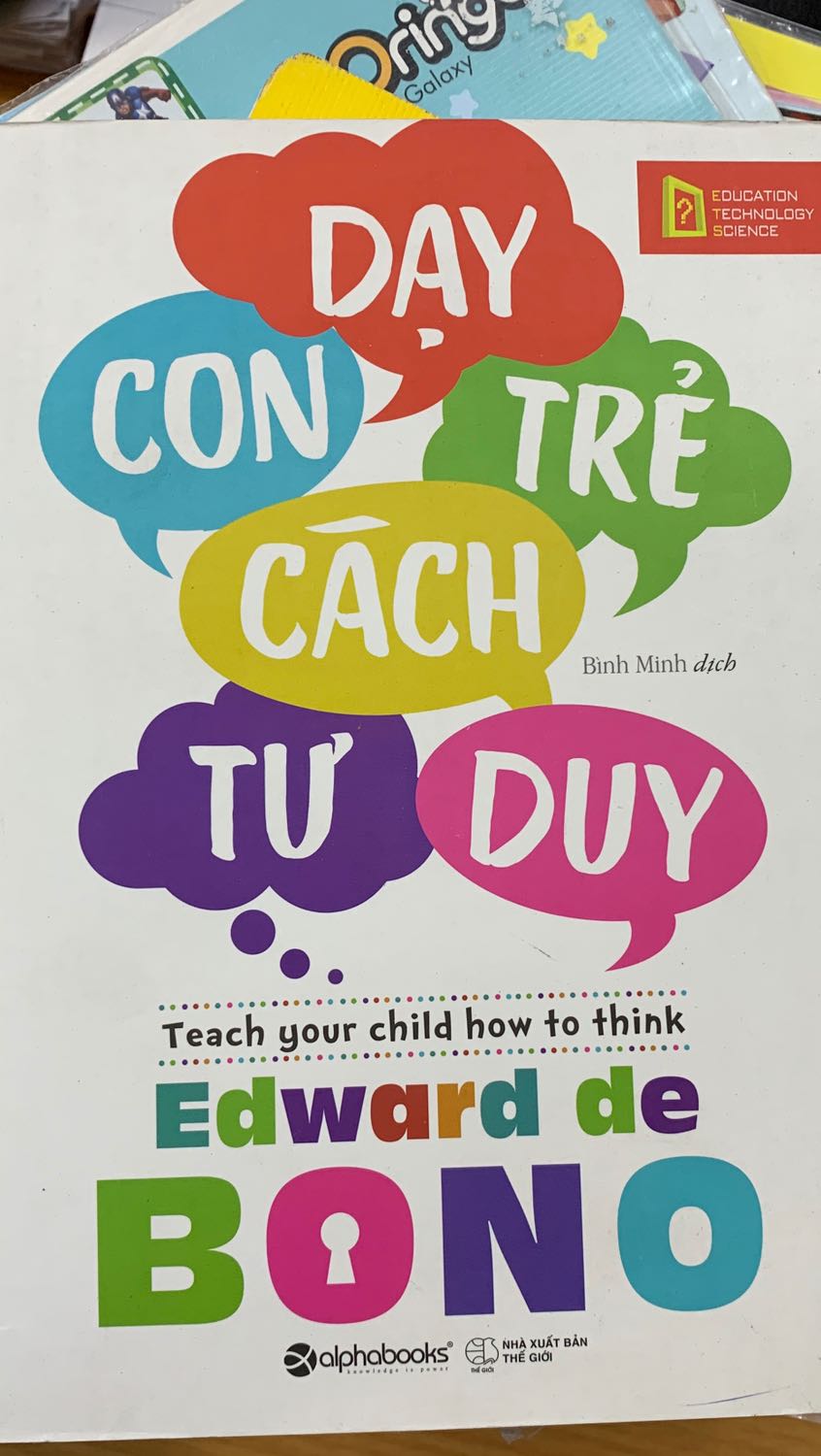Mình bỏ tiền mua sách mới mà nhận được tiên tay y hệt sách cũ. Bìa sách bụi bặm, mép sách thì bẩn. Riêng cầm sách như thế này đã cảm thấy không hài lòng một chút nào rồi.
