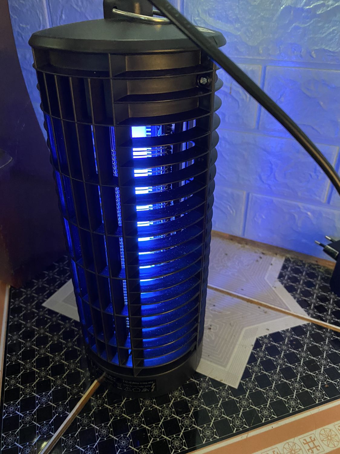 Đèn không có công tắc, dây cũng hơi ngắn, với mình thì thấy không bắt được muỗi nhiều, chỉ bắt được những con côn trùng ưa sáng thôi. Nguyên 1 tuần mình bắt được nhiêu đó đó, ko đổ gì hết nhé! Mọi người mua nên cân nhắc ý kiến của mình nhé.