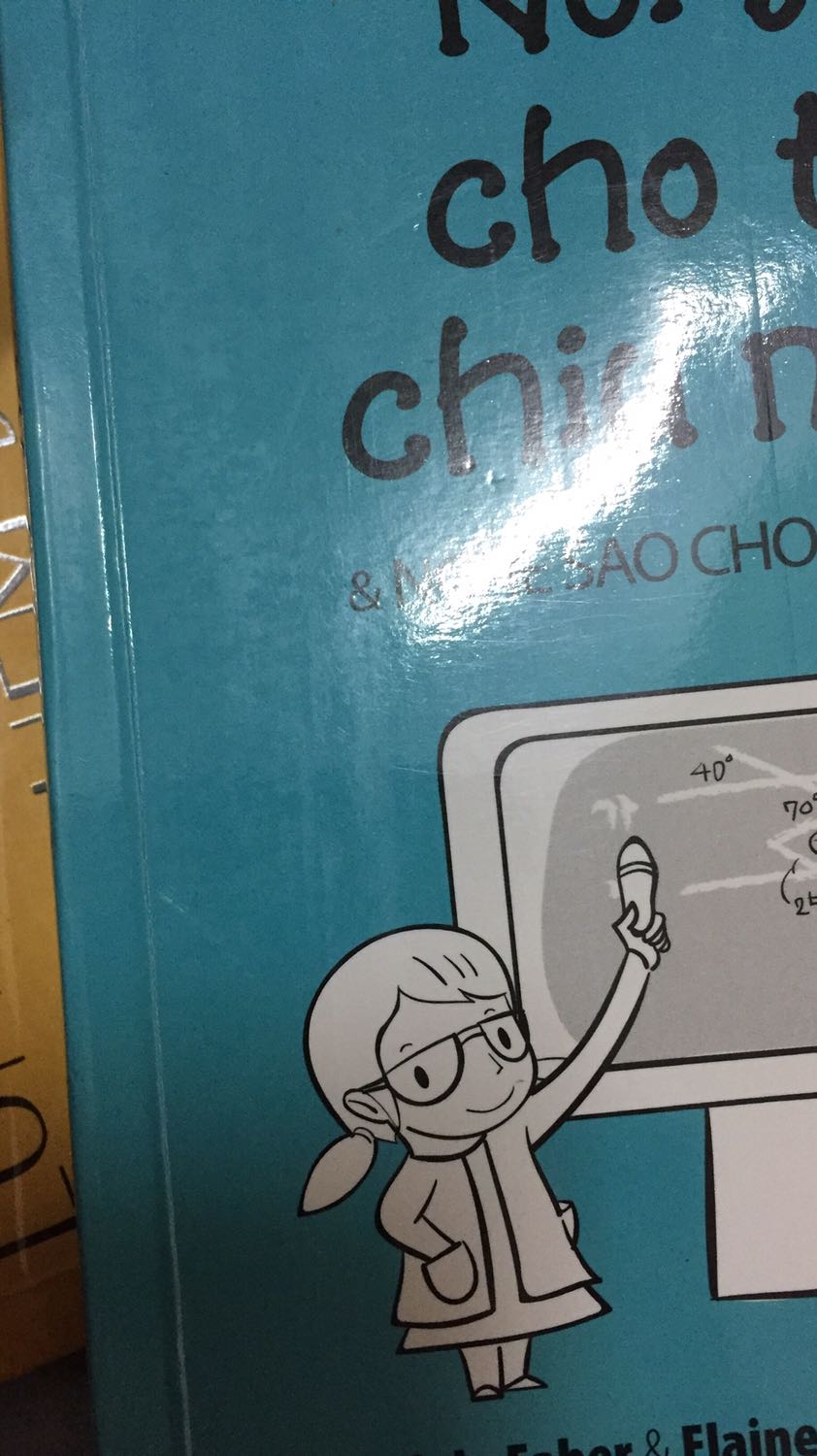 Tại sao bìa sách lại xấu như vậy, có nốt gập, gáy sách có hiện tượng gập nhiều nhìn giống như từng sử dụng sách rồi vậy, với tôi mua sách k đơn thuần là cuốn sách có giá trị mấy chục nghìn nó thiên về 1 thứ gì đó rất quan trọng như bảo bối vậy, nên nhìn sách nhàu như vậy tôi cảm thấy rất thất vọng