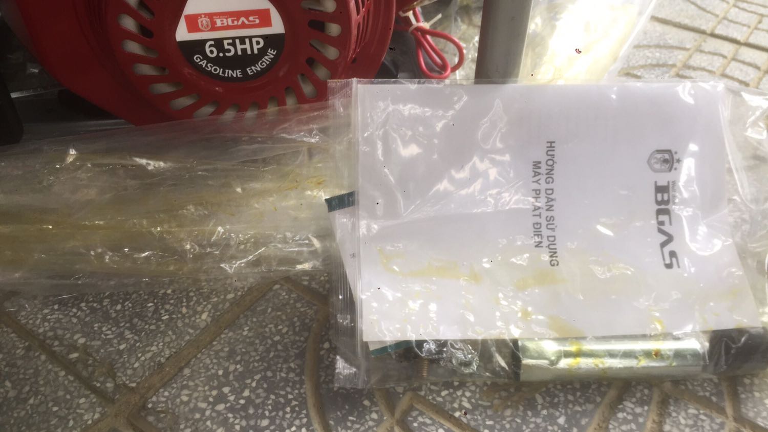 - Cho sản phẩm 4 sao, chất lượng so với giá tiền tương xứng.
- Riêng vận chuyển thì quá tệ, chắc để thùng ngược cho nên chảy hết nhớt ra ngoài. Dù biết thiên tai nhưng coi như cũng quá chậm (vì đã hết lũ lụt tại nơi cần đến) mất khoảng 4 ngày mới từ Đà Nẵng đến Huế. 
Hy vọng lần tới Tiki có thay đổi đối tác vận chuyển cho tốt hơn. Chứ đây là lần đầu mình gặp vấn đề vận chuyển chậm.