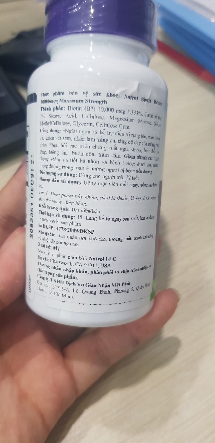 sản phẩm ko có tem chống hàng giả, nhãn phụ tiếng việt thì rất mờ in đè lên phần mã vạch nên khó check hàng, phần in hạn sử dụng thì rất mờ như bị tẩy đi in lại vậy. Không biết mọi người mua có thế ko. Mình đọc nhận xét ai cũng kêu tốt nên sẽ giữ lại dùng thử chứ ko trả lại hàng. Nhưng trong lòng cũng hơi lo lắng về chất lượng sp