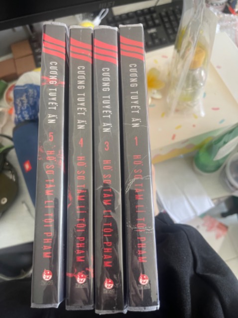 Mình được bạn tặng tập 2, đọc thấy cuốn nên mua các tập còn lại để đọc tiếp
Vụ án trong này đọc khá giật gân, có những vụ án mình không tưởng tượng nổi luôn, tuyết tình cảm của cặp chính cặp phụ đan xen, tác giả không nhấn mạnh tuyến tình cảm nên đọc sẽ không khó chịu
Tác giả mô tả chi tiết từng vụ án, phân tích tâm lý nhân vật, với nhấn mạnh phác hoạ tâm lý hung thủ
Có những vụ có plot twist khá ok, có những vụ cũng khá dễ đoán nếu bạn nào chú ý tiểu tiết và hay đọc trinh thám
Recommend mn mua full 5 tập để trải nghiệm nha