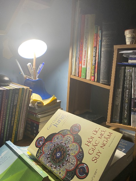 Mình ko chủ đích mua cuốn này lúc nhận về mình thấy khá ưng vì độ dày và đc bạch ngoài khá chỉn chu. Mình kiếm chỗ cho nó để dành đấy hôm nào rảnh hơn đọc sau. Được mấy hôm sau mình lôi ra đc thì đúng nhiều cái woa luôn, những chương đầu cho tới thời sinh viên cho mình nhiều cái nhìn tônhr quát về tgia, đi cùng bối cảnh của những thập niên ông sống. Những khái niệm ko mới nhưng đc hiểu trong bối cảnh và qua suy nghĩ của ông. Mình đọc khá chậm và suy ngẫm nhiều thành ra mới đọc đc gần 1 nửa cỡ hơn 200tr; Nhưng càng về sau mình cảm thấy nên bỏ dở 1 tgian để quay lại dù đã cố gắng đọc tiếp vài chập nhưng có vẻ ko tốt. Mình nghĩ nên để thời điểm thích hợp quay lại đọc tiếp, lúc cảm thân thấy nên quay lại, …. Ko hẳn là bỏ dở hmm