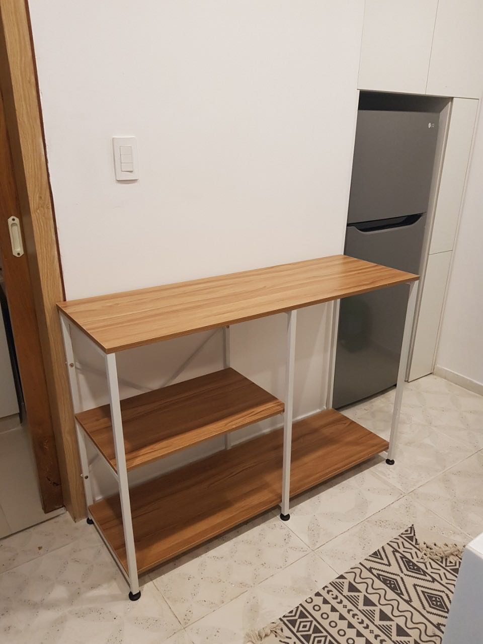 Mình là người kĩ tính luôn yêu cầu khắt khe, nhưng đánh giá khách quan là kệ  đẹp, chắc chắn, giá thành rẻ. Tuy ko có tờ hướng dẫn lắp đặt nhưng lại có video hướng dẫn, phụ kiện đầy đủ lắp cũng nhanh. Có dịp sẽ ủng hộ tiếp Xin cảm ơn !