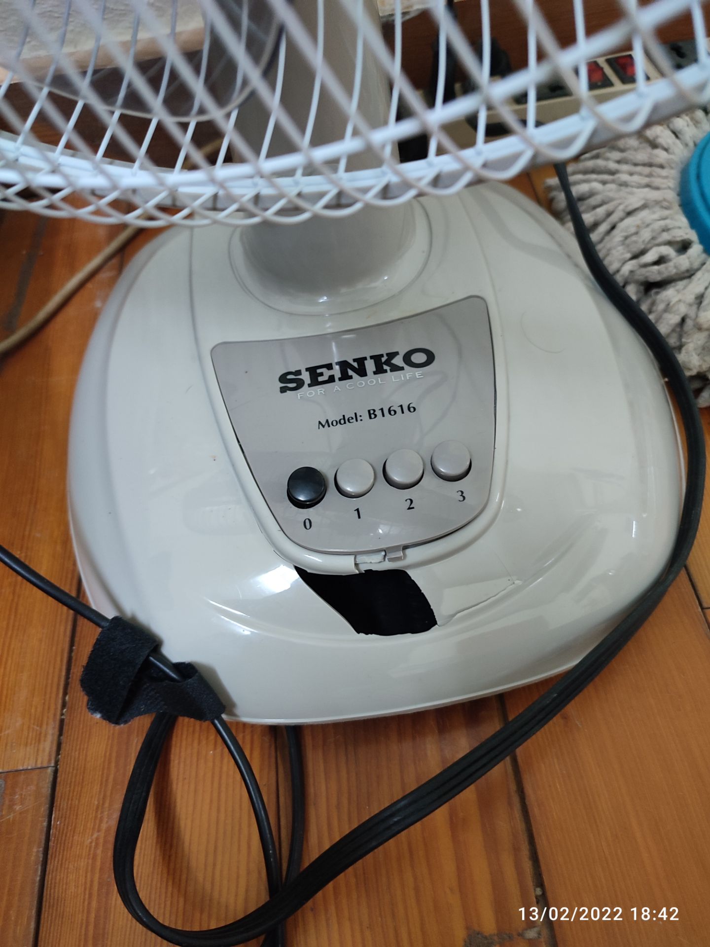 khi nhận dc máy mình thấy bị bể phần thân máy, không biết có phải do bị va đập khi vận chuyển k