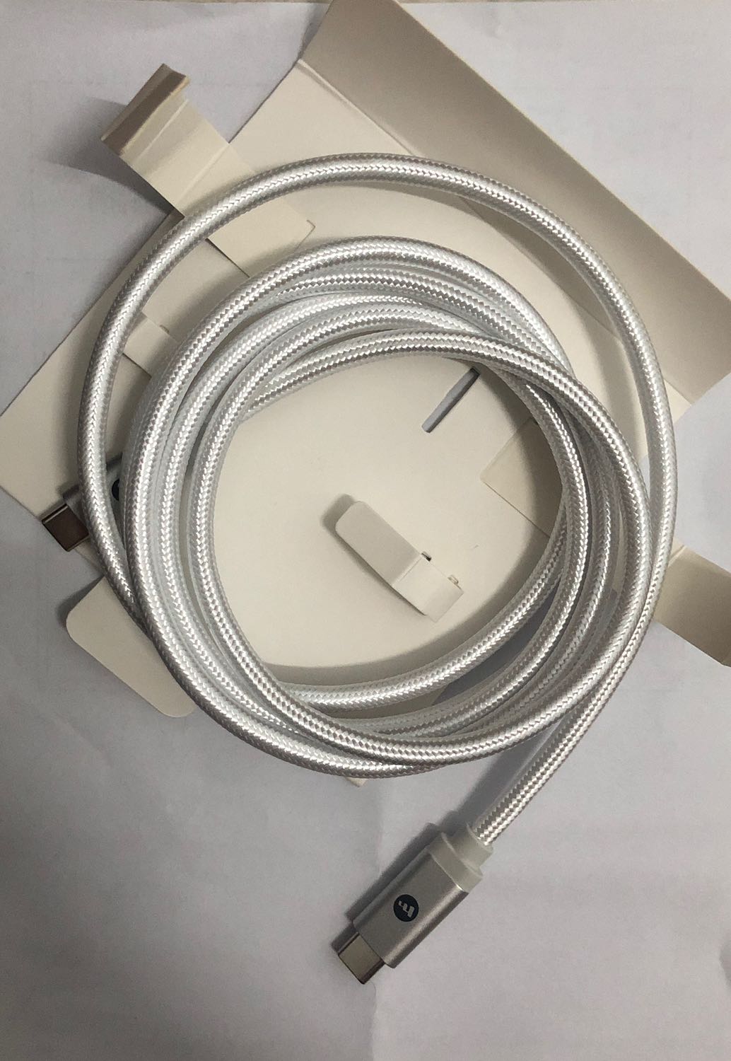 Giao hành nhanh dã man dù đang dịch ạ. Hộp của mình như có ai mở ra rồi í ạ, nhưng mà check bên trong vẫn là dây mới. Hàng chính hãng tự kích bảo hành luôn ạ. Mong là dây dùng bền và tốt.