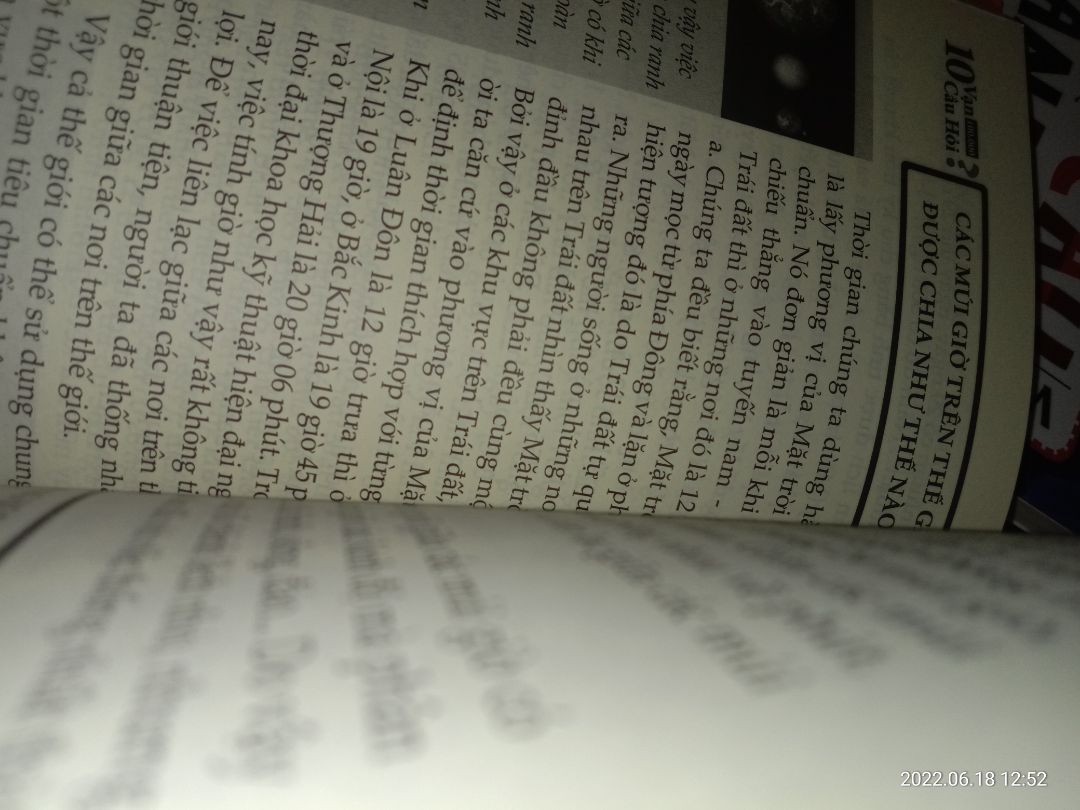 Sản phẩm đẹp, giao nhanh 2 ngày là nhận được, nội dung phong phú đặc sắc, rất gần gũi với cuộc sống nhưng nhiều lúc ta chẳng hề để ý đến. Nhờ sách mà tôi cảm thấy cuộc sống quanh mình thật một li từng tí. Sách giải thích rất kỹ lưỡng. Rất đáng để đọc .

Nói về phần shipper thì cũng khá tốt, có cái là không có tiền lẻ để thối. Để không lãng phí thời gian của shipper nên mình cho chú giữ luôn tiền thừa.