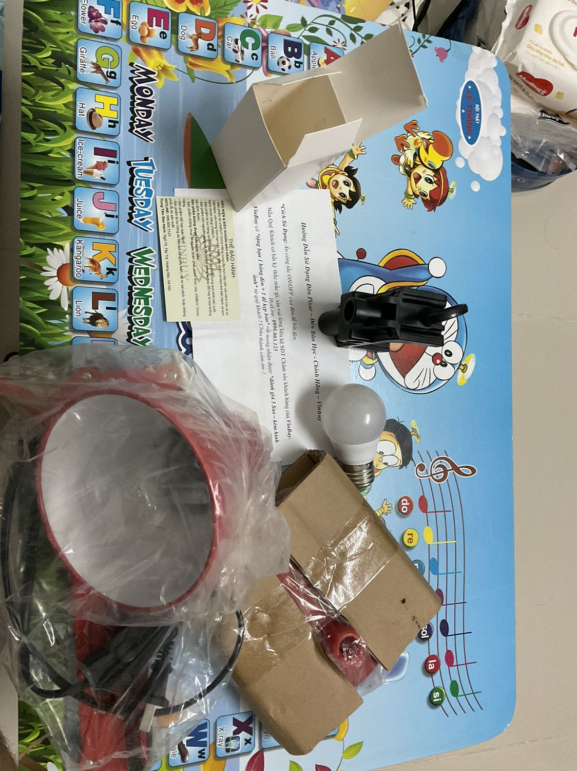 Điểm mạnh: giao hàng nhanh, lắp ráp dễ dàng, bao bọc khá cẩn thận. Có hướng dẫn sử dụng và thẻ bảo hành nhưng mình nghĩ ko dùng tới. Ánh sáng đèn tương đối sáng. Giao đúng màu và các chi tiết được gói cẩn thận. Nhìn chung khá hài lòng.
Điểm "chưa" mạnh: hàng lưu kho nên bụi nhiều, mong Tiki lưu ý. Thứ hai, bóng đèn kèm theo là đèn vàng, mình prefer ánh sáng trắng nên phải ra tiệm điện mua lại bóng rồi.