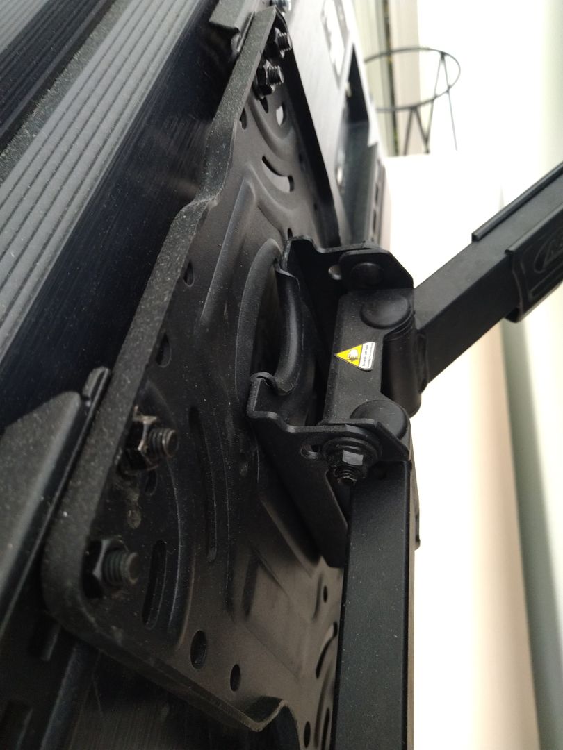 Cứng cáp. Dễ xoay TV. Đinh với khung treo cứng cáp. Khoan tường bê tông lỗ 10. Tự làm phải cần 2 ng.