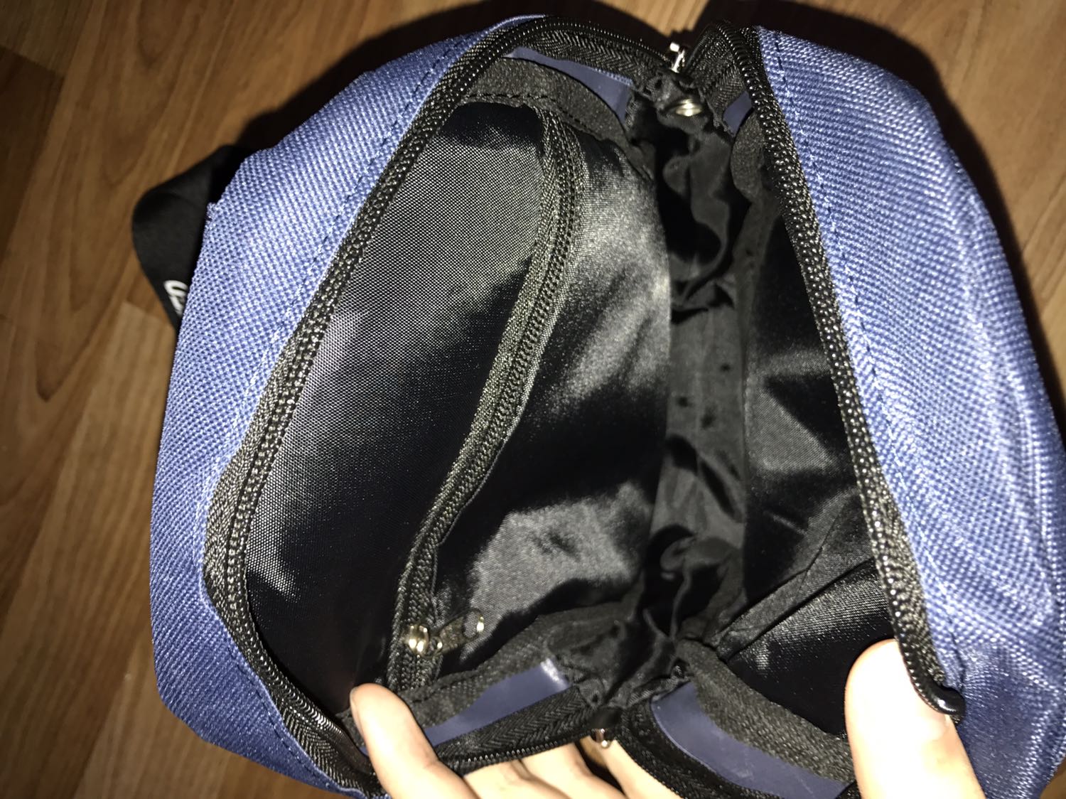 Mình mua sản phẩm với giá 39k, khá lả rẻ. Túi thích hợp để đựng một số đồ cá nhân lặt vặt như điện thoại, sổ tay,... có cả lổ cho tai nghe mà xui là mình dùng tai nghe chui lightning nên không bỏ vô được Mình mua sản phẩm với giá 39k, khá lả rẻ. Túi thích hợp để đựng một số đồ cá nhân lặt vặt như điện thoại, sổ tay,... có cả lổ cho tai nghe mà xui là mình dùng tai nghe chui lightning nên không bỏ vô được