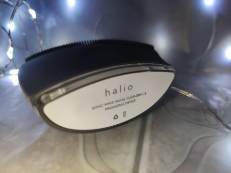 Máy êm, rửa mặt sạch hơn là rửa bằng tay không, các tốc độ rung khá thích. Điểm cộng là pin dùng lâu. Điểm trừ là chuôi sạc không thể dùng chung với sạc điện thoại mà phải dùng riêng, cũng là điều bất tiện và làm dư thừa.