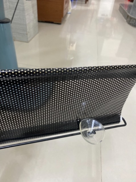 Không giống hình trên mẫu, miếng hút không thể sử dụng được. Ban đầu mình nghĩ là keo dán chứ thế này thì thua. Sản phẩm thô quá , không đẹp như trên mẫu.