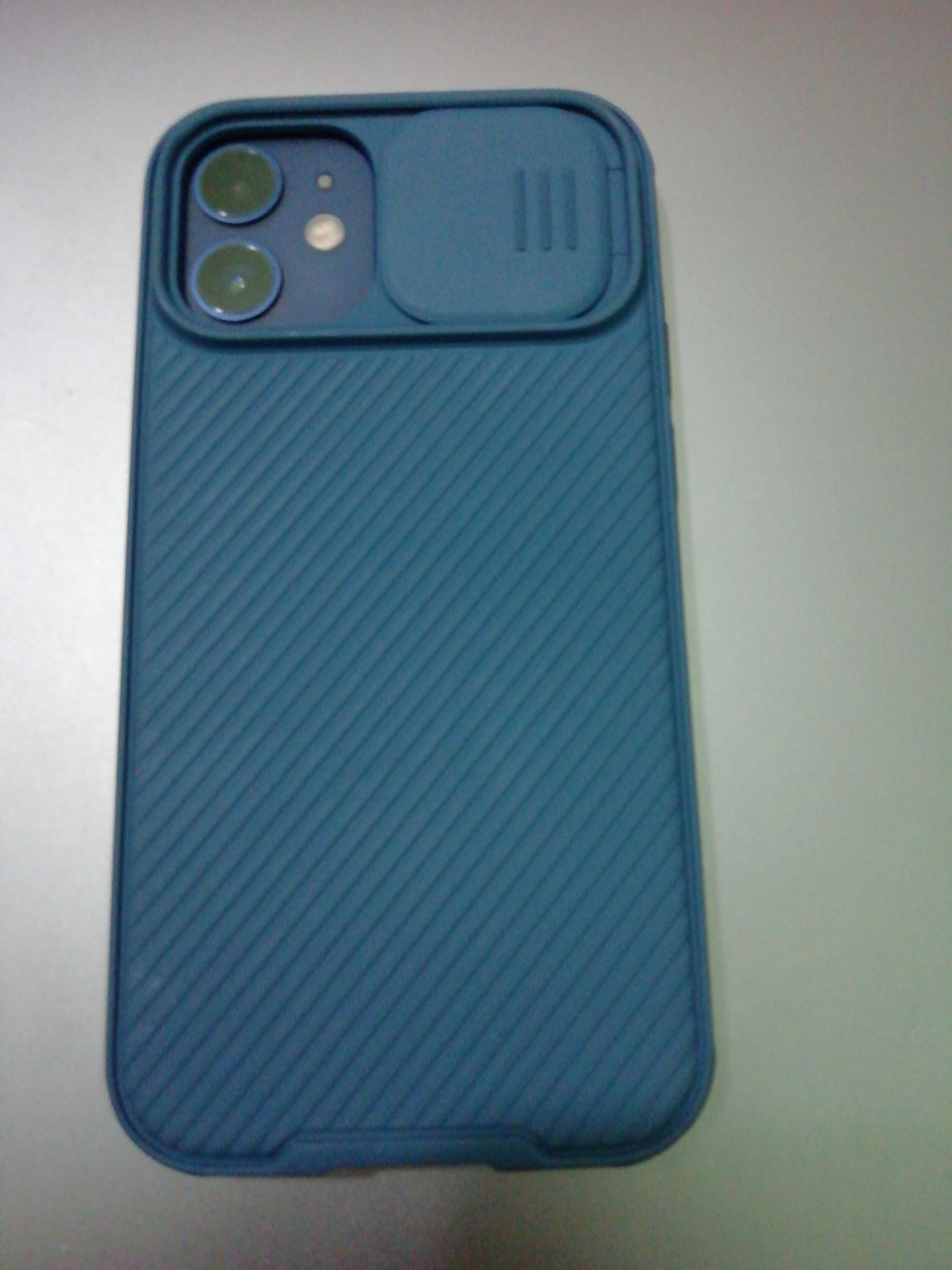 sảm phẩm giống mô tả, vừa khít với điện thoại, cầm chắc tay.