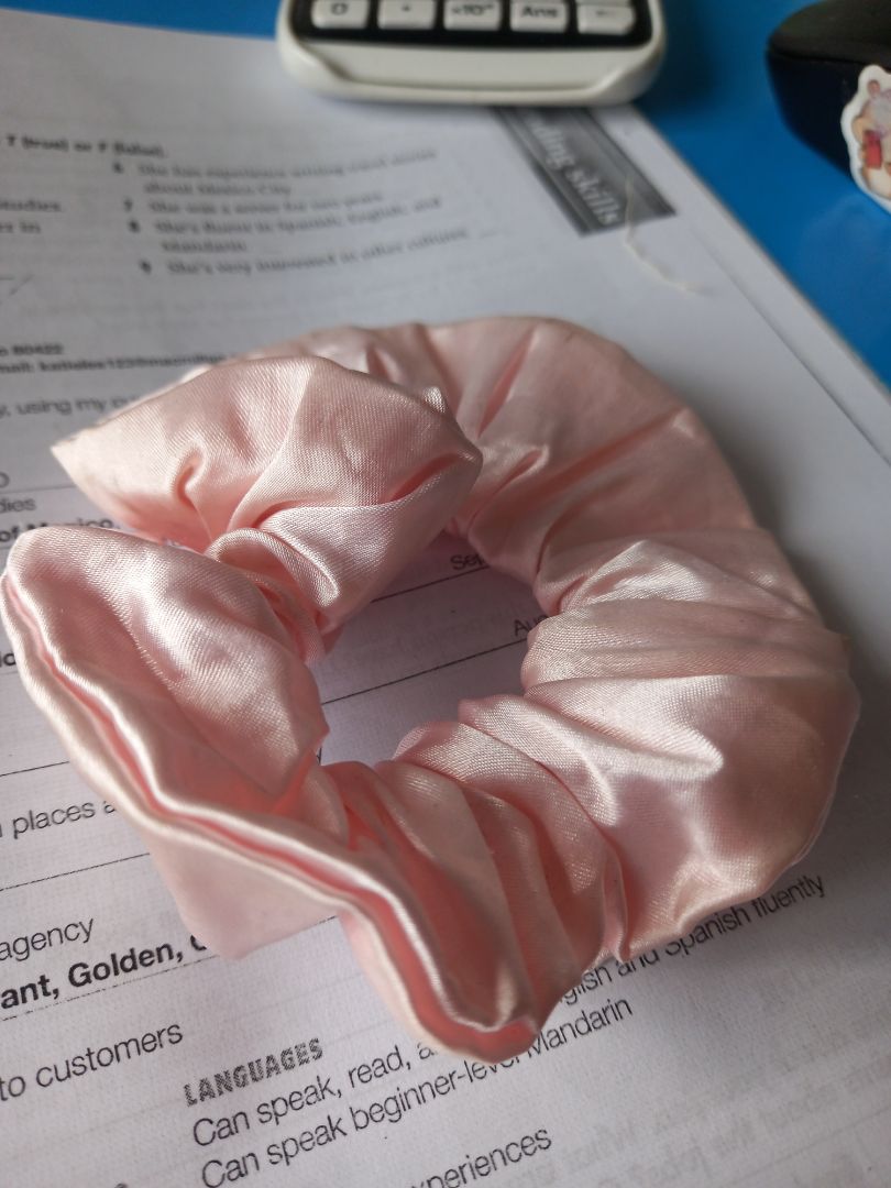 dây cột tóc như hình, dễ thương lắm nhé, Mình dùng được 1 năm rồi k bị dão chun