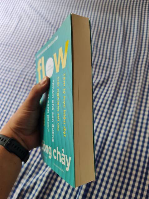 Vừa nhận sách xong nên đánh giá cảm quan trước về chất lượng dịch vụ và chất lượng làm sách.
Sách được bao gói cẩn thận, nguyen seal nilon, bọc 1 lớp xốp chống sốc bên ngoài, sau đó mới đóng vào hộp carton vừa vặn với sách. Dịch vụ ship tiết kiệm hài lòng, không cần quá nhanh. Giá mua tiki khá tốt.
Sách của FirstNew, ruột in giấy ngà vàng nên đọc không mỏi mắt. Bìa làm mỏng quá, nên làm bìa định lượng dầy hơn chút sẽ tốt hơn, hoặc ra thêm bản bìa cứng. Kích thước 14 x 20 khá gọn, cầm đi đọc được, nếu có bản nhỏ hơn thì tốt, vì bản này phần khung chữ thu vào nhiều, để thừa giấy lề nhiều.
Được tặng kèm bookmark nhưng cũng mỏng tang, nếu dày dặn thì giá trị biết mấy.