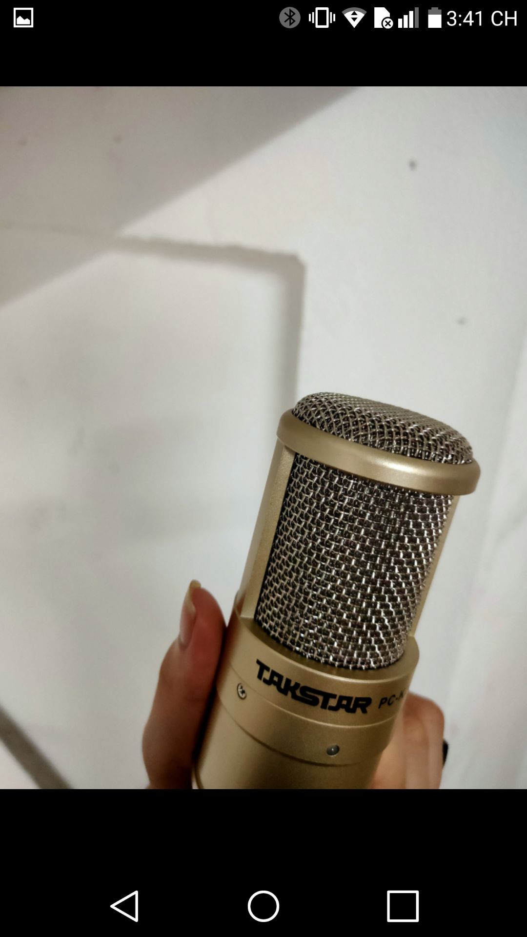 mic hát giọng trầm thì nên mua, vì tone của con mic này khá sáng, độ nhạy bắt mic cao, thiết kế màu vàng hoàng kim nhìn hoàng tộc phết
