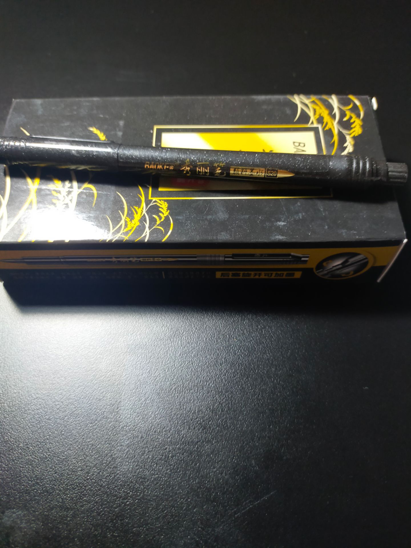 Đầu bút nhỏ, nhọn, thanh mảnh kèm vớ vẻ ngoài rất đẹp!😍