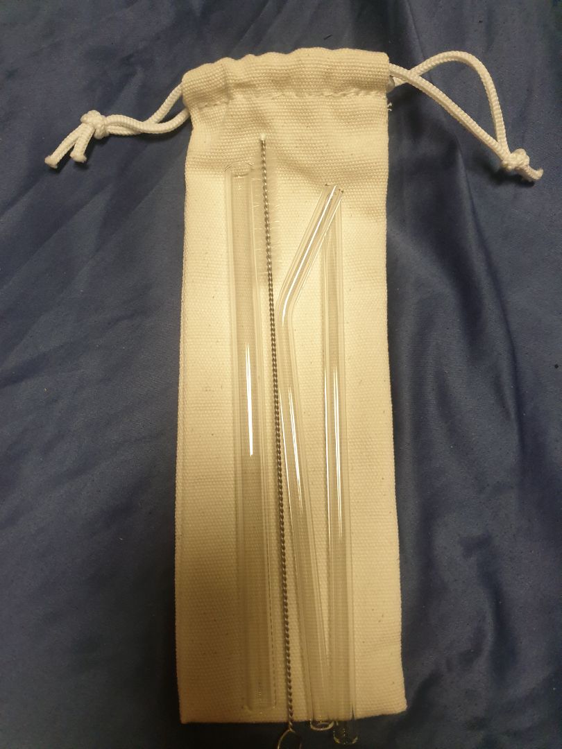 Ống hút dày dặn, cầm khá chắc tay. Ống hút trà sữa nhìn khá nhỏ, không biết hút trân châu có bị kẹt không vì chưa thử. Cọ rửa dài và khá chất lượng. Tuy nhiên mình đang suy nghĩ cách đựng làm sao cho mấy ống hút k va chạm vào nhau khi mang đi ra ngoài vì sợ bể, nếu đồ đựng là hộp, bên trong có mút để từng ống thì hoàn hảo luôn.