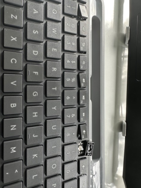 Mới nhận xài được 1 ngày đã thất vọng tràn trề với hàng của Logitech, mất toi 1 triệu. Bỏ vào ba lo ngăn riêng, sáng đi làm lấy ra đã rơi vài phím F, nghĩ gắn lại bình thường như các bàn phím khác. Hoá ra mảnh nhựa bên dưới mỏng manh gẫy 1 xíu bản lề thôi là khỏi gắn phím lại luôn. Sp thiếu độ bền vậy thôi đừng sản xuất và bán với giá đấy giùm nsx ơi, mất uy tín. Mới nhận xài được 1 ngày đã thất vọng tràn trề với hàng của Logitech, mất toi 1 triệu. Bỏ vào ba lo ngăn riêng, sáng đi làm lấy ra đã rơi vài phím F, nghĩ gắn lại bình thường như các bàn phím khác. Hoá ra mảnh nhựa bên dưới mỏng manh gẫy 1 xíu bản lề thôi là khỏi gắn phím lại luôn. Sp thiếu độ bền vậy thôi đừng sản xuất và bán với giá đấy giùm nsx ơi, mất uy tín.