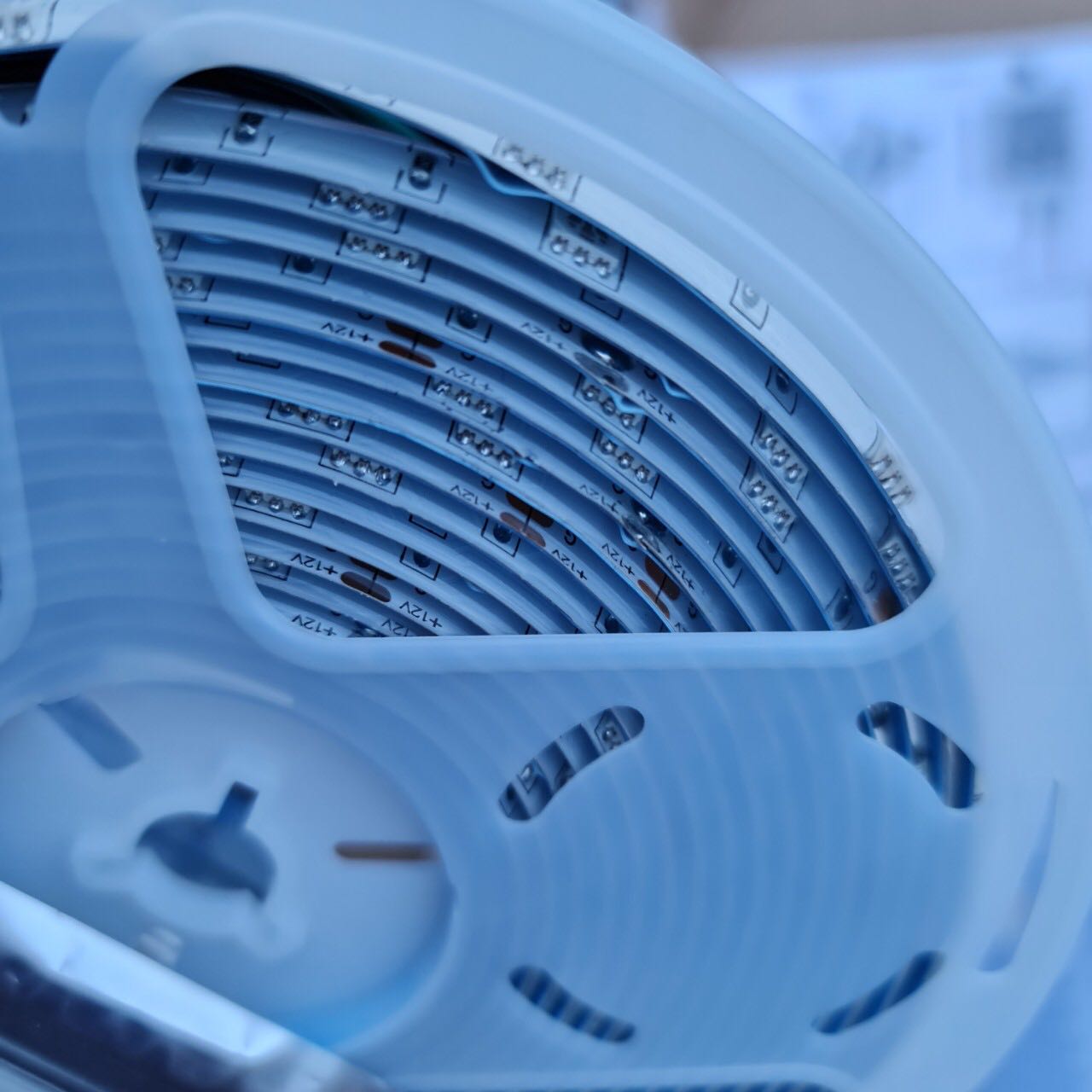 Ánh sáng lên màu rất ưng, keo dính chắc rất ok, nhìn sản phẩm rất chất lượng, đóng gói cẩn thận, giao hàng nhanh.