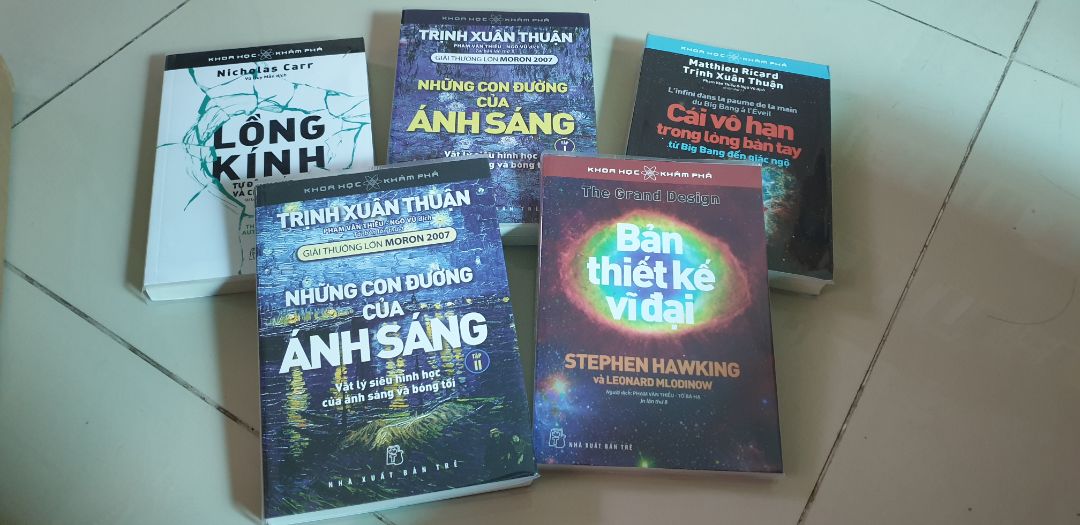 Đã đọc vài cuốn trong bộ Khoa học và Khám phá của NXT Trẻ: "Dữ liệu lớn", "17 phương trình thay đổi thế giới", "Trí tuệ giả tạo", ...
Canh sale sinh nhật Tiki mua thêm vài cuốn.
Sách giao nhanh nhưng đợt này Tiki bọc sách bị lỗi 1 cuốn, bọc plastic bị bung và rách.