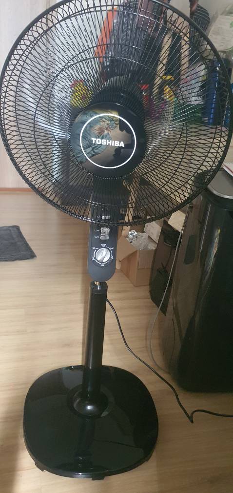 Quạt thì khá ổn, nhưng có vẻ như shop giao thiếu 3 con ốc ở phần đế. Shop nếu để quên 3 con ốc thì gửi cho mình nha, mình không giám mang tới lui vì sợ nó bị bung ra lun á