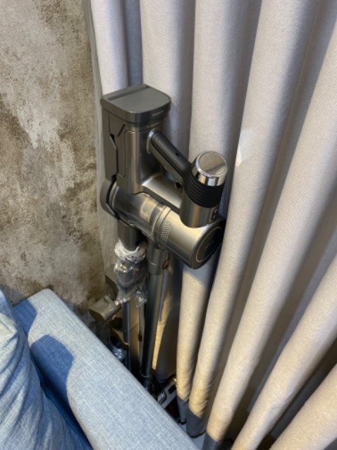 Máy xuất sắc! Hút mạnh, gọn nhẹ, không quá ồn. Thích nhất là đầu hút nệm đi kèm, mình xài đầu này nhiều nhất sau đầu hút sàn. 
Nên mua kèm trụ đứng sẽ gọn gàng và đẹp hơn.