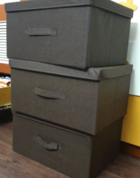 Sp rất đẹp, màu kem xám + màu nâu, vuông vắn chứa đồ lớn và rất cứng cáp, tuy nhiên vẫn cần tránh để đồ nhọn, dễ rách hộp. Vì cuồng hộp loại này nên mình đã mua khá nhiều, để ở cty đựng tài liệu, đưa về nhà đựng đồ quần áo đều rất ok! Hàng Thụy Điển của bên miDoctor khá chất, xoay quanh màu cơ bản là xám hoặc kem, đã từng mua TD1 và TD2 rồi, nay bổ sung thêm em này nữa, nhiều chức năng đựng đồ khác nhau!! 


Màu sắc đẹp. có điều nắp hộp mọi người tránh để đồ vật nặng đè lên, dễ hỏng móp hoặc méo nắp hộp. trông xấu đi. Tránh để môi trường dính nước, vì ép lõi bên trong hình như bằng bìa có thể xảy ra mủn, cái này mình không chắc, hoặc có thể bìa nhựa! 
Thôi cho 5 sao, vì sp đẹp!