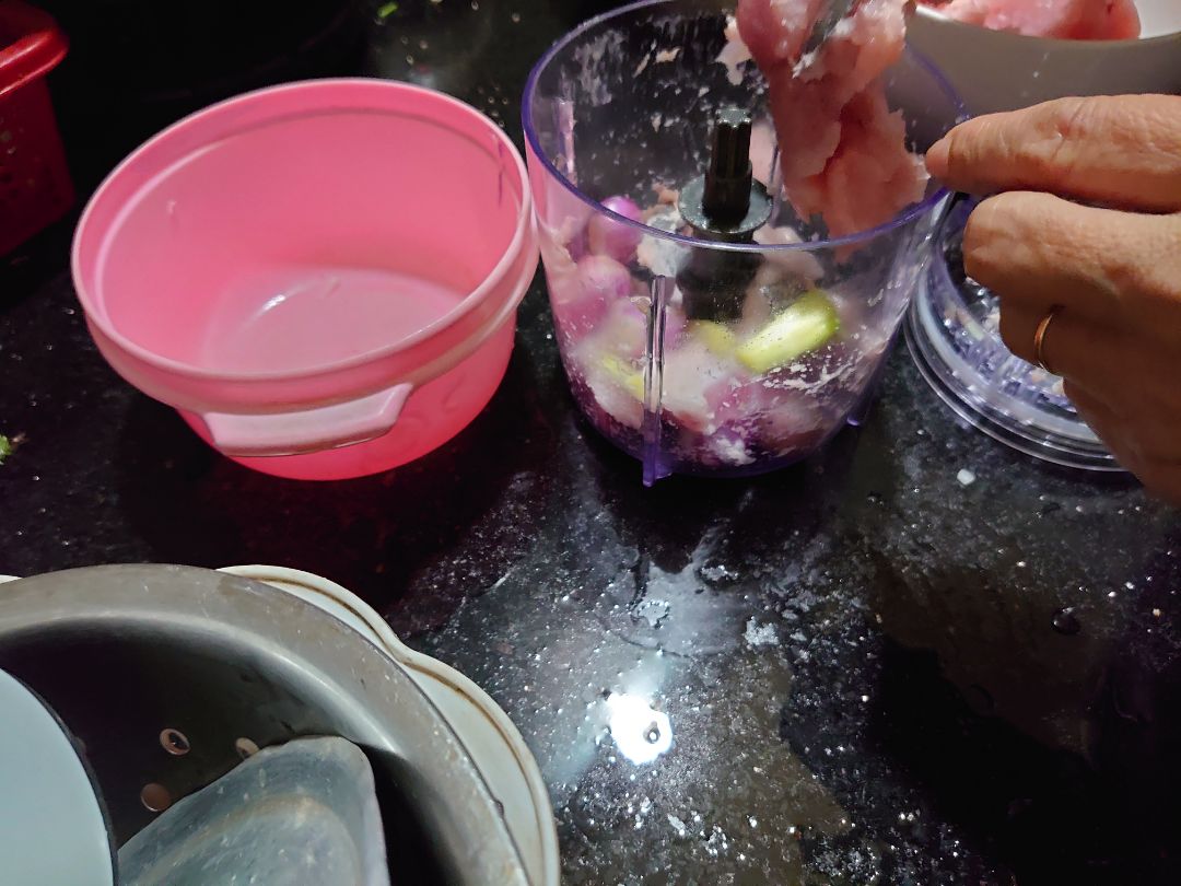 Động cơ máy tốt và chạy rất mạnh. Nhưng phần chứa làm bằng nhựa chứ không phải là thủy tinh cường lực là 1 điểm trừ. Ngoài ra với một mức giá gần 1 triệu có vẻ nhà sx hà tiện khi chỉ cho dung lượng phân thân chứa chỉ 400ml so với các sp khác trên thị trường tầm giá 700k có thể tích chứa lên tới hơn 1l như vậy sẽ tiết kiệm thời gian xay vì thao tác mở ra lắp vào nhiều lần có thể khiến làm đổ thức ăn