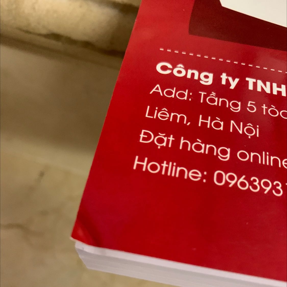 Gáy sách bị móp, nhàu hết, các trang sách chưa tách ra.