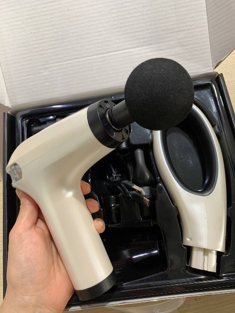 Giao hàng siêu nhanh, ở Hà Nội nay đặt thì mai có luôn, dùng nó đấm ban đầu nhột kinh nhưng được cái sướng :))) Con này vỏ bằng kim loại nên cầm khá chắc, rung khá mạnh, phần vỏ bên ngoài không bám bụi, mồ hôi nên cầm rất sạch. Quá là ưng luôn