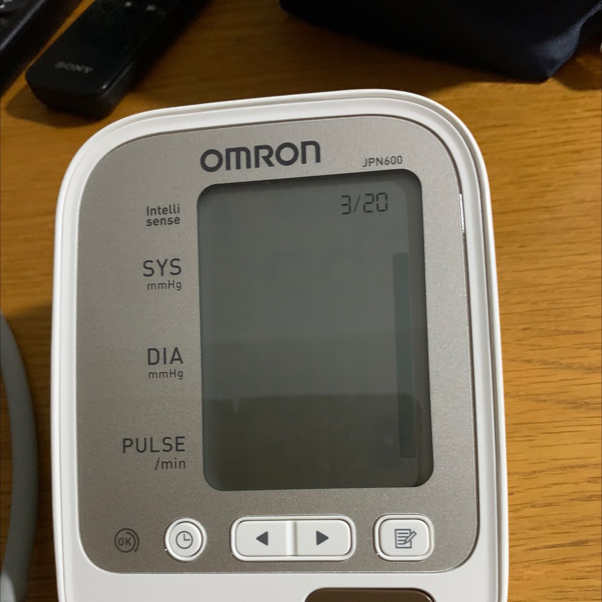 Giao hàng cực nhanh, chỉ 1 ngày là nhận được, đóng gói cẩn thận, đăng ký bảo hành chính hãng được ngay. Dễ sử dụng, nếu bán kèm cáp sạc luôn thì rất tiện