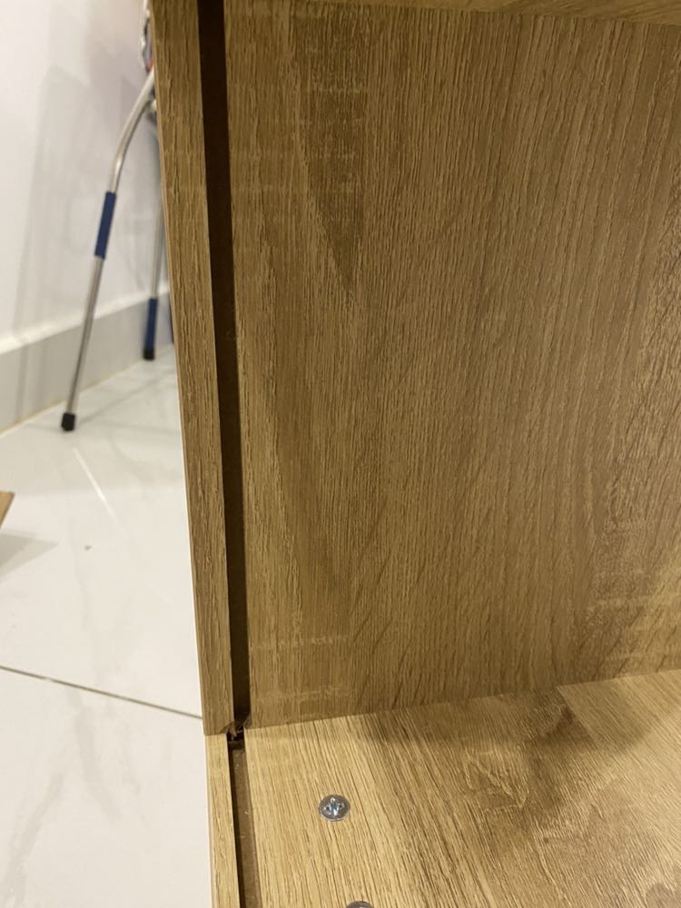 Shop giao hàng nhanh, đóng gói cẩn thận nhưng vách ngăn khi gắn vào thì bị lệch mình ko thể chèn miếng ván vào dc. Và ngăn tủ thì bị thiếu mất 1 thanh gỗ, nên chưa thể lắp ngăn tủ vào dc