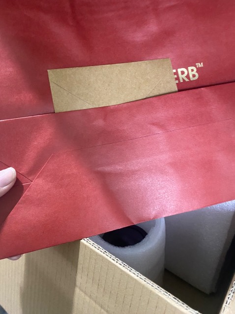 Sếp em là nữ nữa mà nhìn hộp quà này thì chỉ có thích thôi , xịn xò từ cái hộp cách đóng gói tới bên trong luôn , shop làm việc quá ư có tâm lun á , em mở thử bên trong gói hộp saffron đúng đẹp lun á ☺️😍 có 10 sao củng cho shop nữa á , đợt này tặng sếp chỉ có thích mê thui ☺️☺️☺️☺️