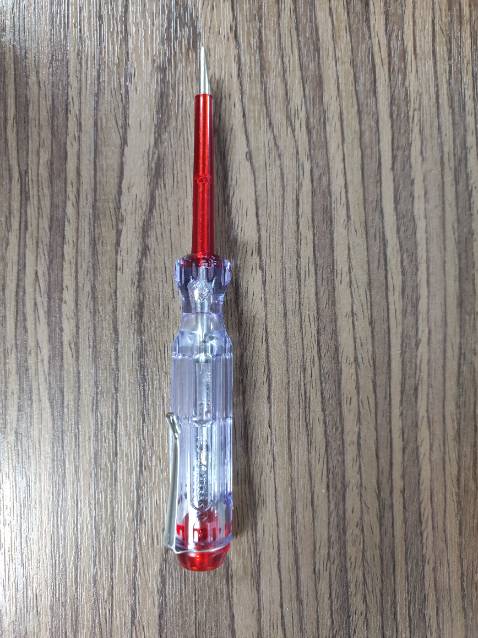 Đầu bút ko có ren để tháo mở như mấy hãng vẫn làm. Nhìn kỹ thì cái lò xo ở giữa bóng đèn và đầu bút bị lệch, không ảnh hưởng đến công năng nhưng về thẩm mỹ thì chưa ổn.