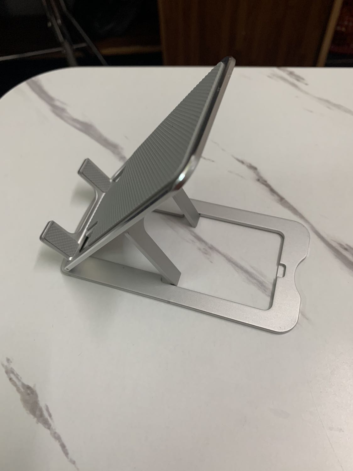 Thiết kế rất thông minh, siêu gọn nhẹ nhưng cũng khá chắc, cân được cả ipad pro 12.9 inch của mình. Rất đáng mua!