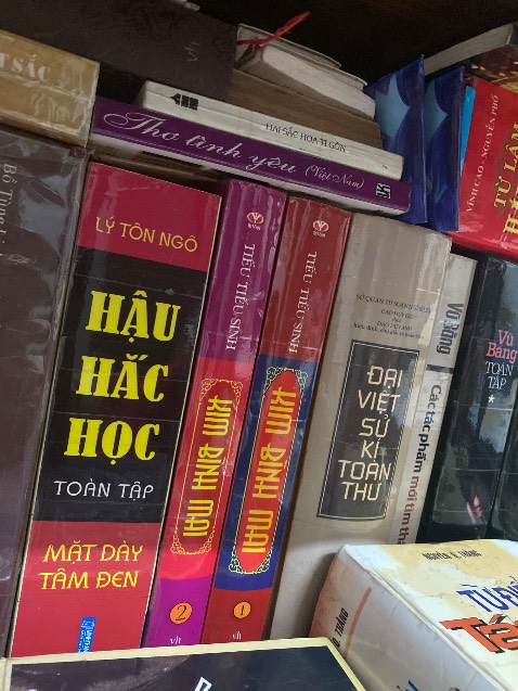 Thế lớn trong thiên hạ chia lâu rồi lại hợp, hợp lâu rồi lại chia. Như cuối thời Lê Cung đế, Mạc Thái tổ cướp ngôi, lúc ấy có Nguyễn Chiêu Huân công phò Lê Trang tông hưng binh ở sông Tất Mã chia đôi thiên hạ. Sau này con của Chiêu Huân là Nguyễn Thái tổ Gia Dụ hoàng đế cùng cháu ngoại Chiêu Huân là Trịnh Thành tổ Triết vương mượn tiếng phò Lê, chia đôi Đàng Trong - Đàng Ngoài 200 năm, lúc đó mới nổi lên bậc đại anh hùng ở đất Tây Sơn, 2 lần ra Bắc, 5 lần vào Nam, khoát tay một lần mà diệt sạch 20 nghìn Xiêm tặc, hô to một tiếng mà dẹp tan 29 vạn Thanh khấu, nhắc đến tên Nguyễn chúa phải run, nghe hơi gió Trịnh chủ lẩn trốn! Muốn biết thế nào hãy đọc Tây Sơn thực lục, Hậu Lê thống chí, Kim Bình Mai