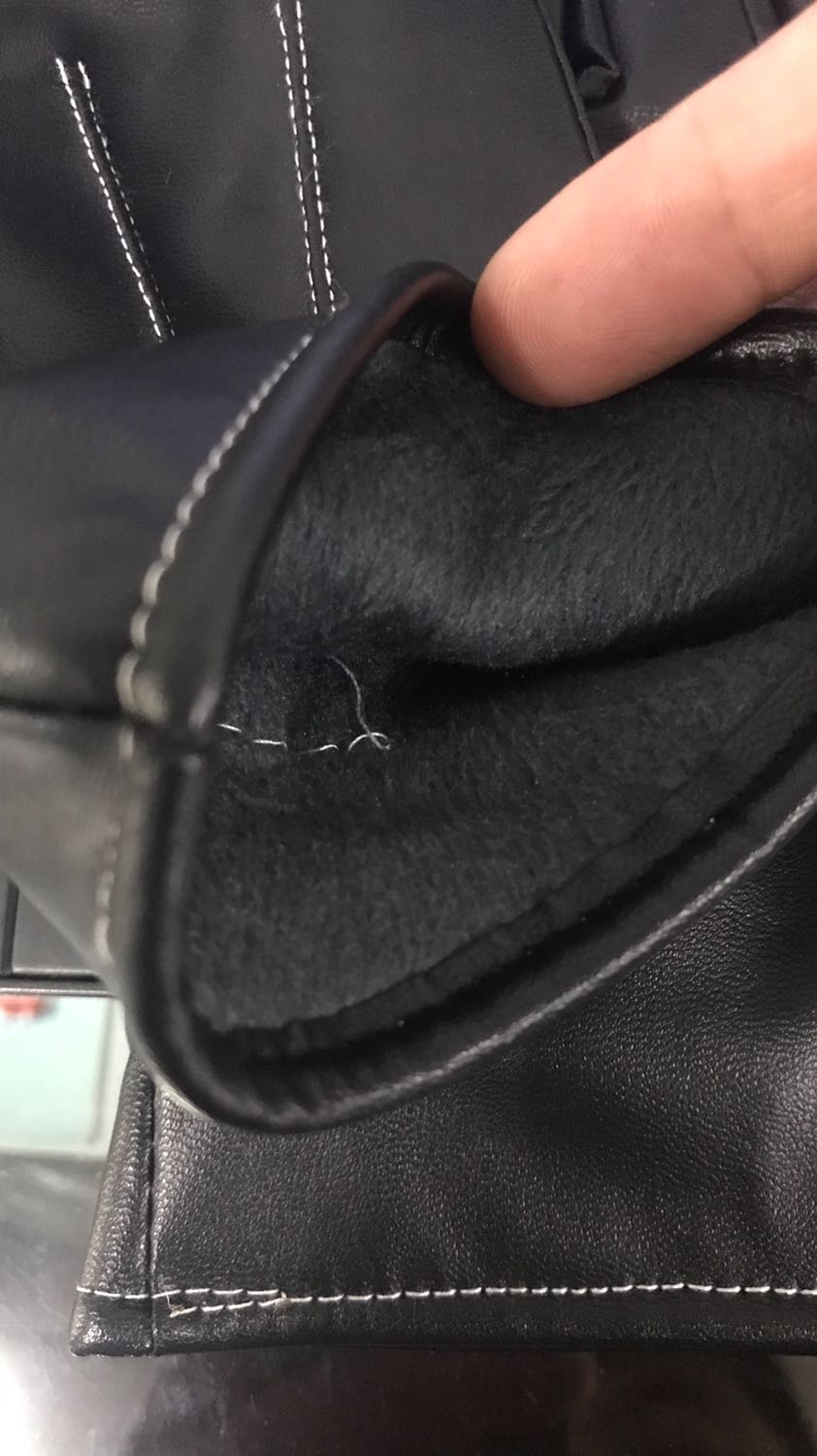 Găng tay da mềm mại. Bên trong có lớp nỉ đeo thích ghê các bạn ạ. Mình đoe cảo giác da có độ co giãn với lại thêm lớp nỉ nữa cảm giác rất vừa tay. Mà đeo vào điện thoại cảm ứng vuốt rần rần luôn. Như không đeo găng tay vậy. Sản phẩm chất lượng. Cảm ơn shop.