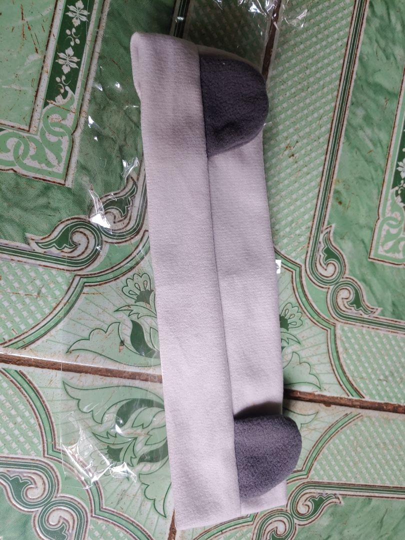 mùi nặng hơn mẫu cũ.để xem xài ntnao.quà tặng là băng đô vải mỏng màu cũ.loại này mà bảo 59k thì quá lố.2 cái màu trắng xám kết hợp lại đeo lên đầu nhìn ghê quá.