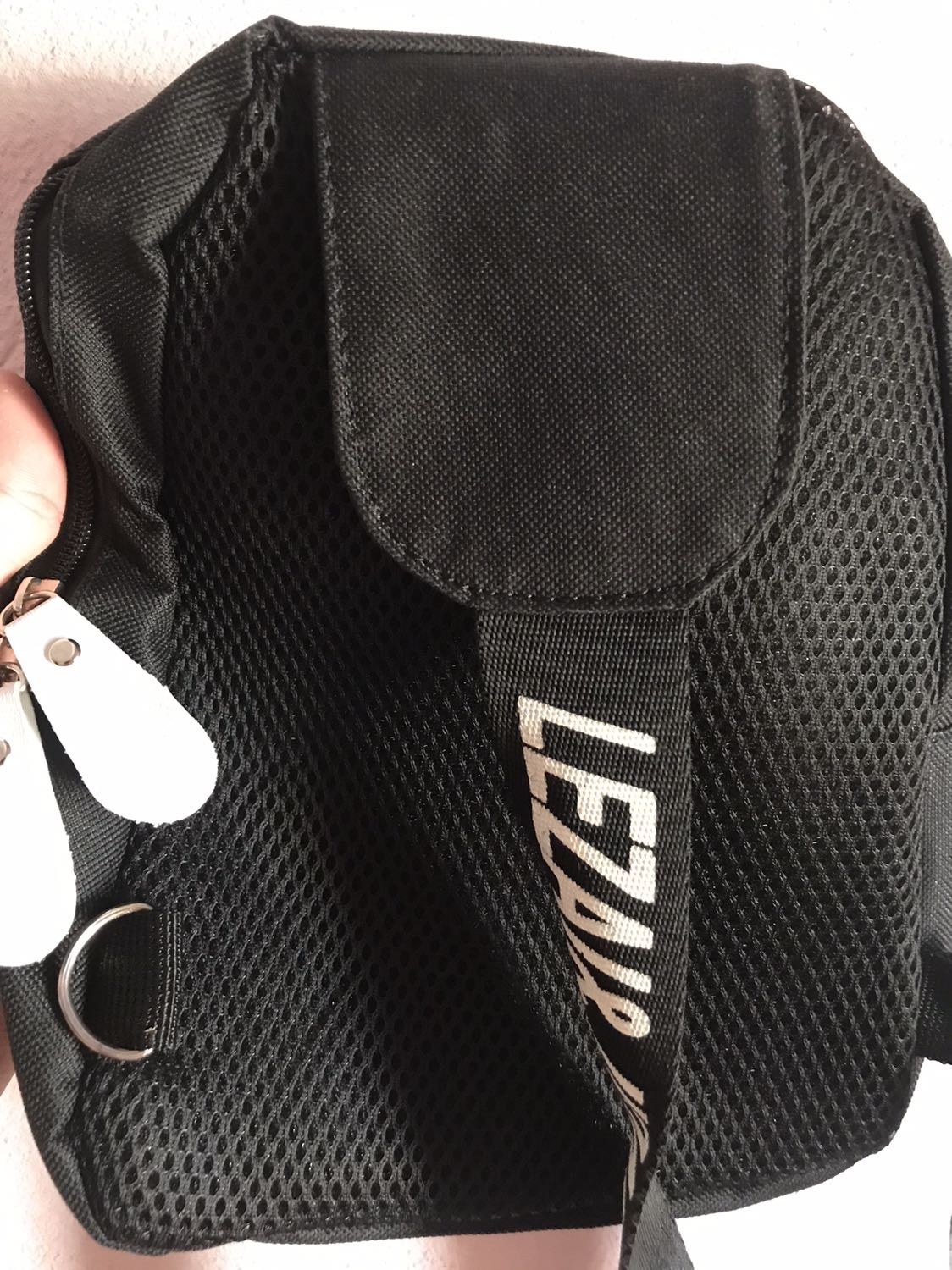 Mặc dù túi có 8k mình săn dịp giảm giá 8/8-11/8 nhưng mà túi rất chất lượng, không bị thừa chỉ, mang rất vừa vặn mặc dù mình khá mập. Tóm lại túi rất chất lượng, giao rất nhanh mặc dù mình ở tỉnh lẻ và dịch bệnh nguy hiểm. Mong shop sẽ cho ra nhiều mẫu mã hơn trong tương lai.