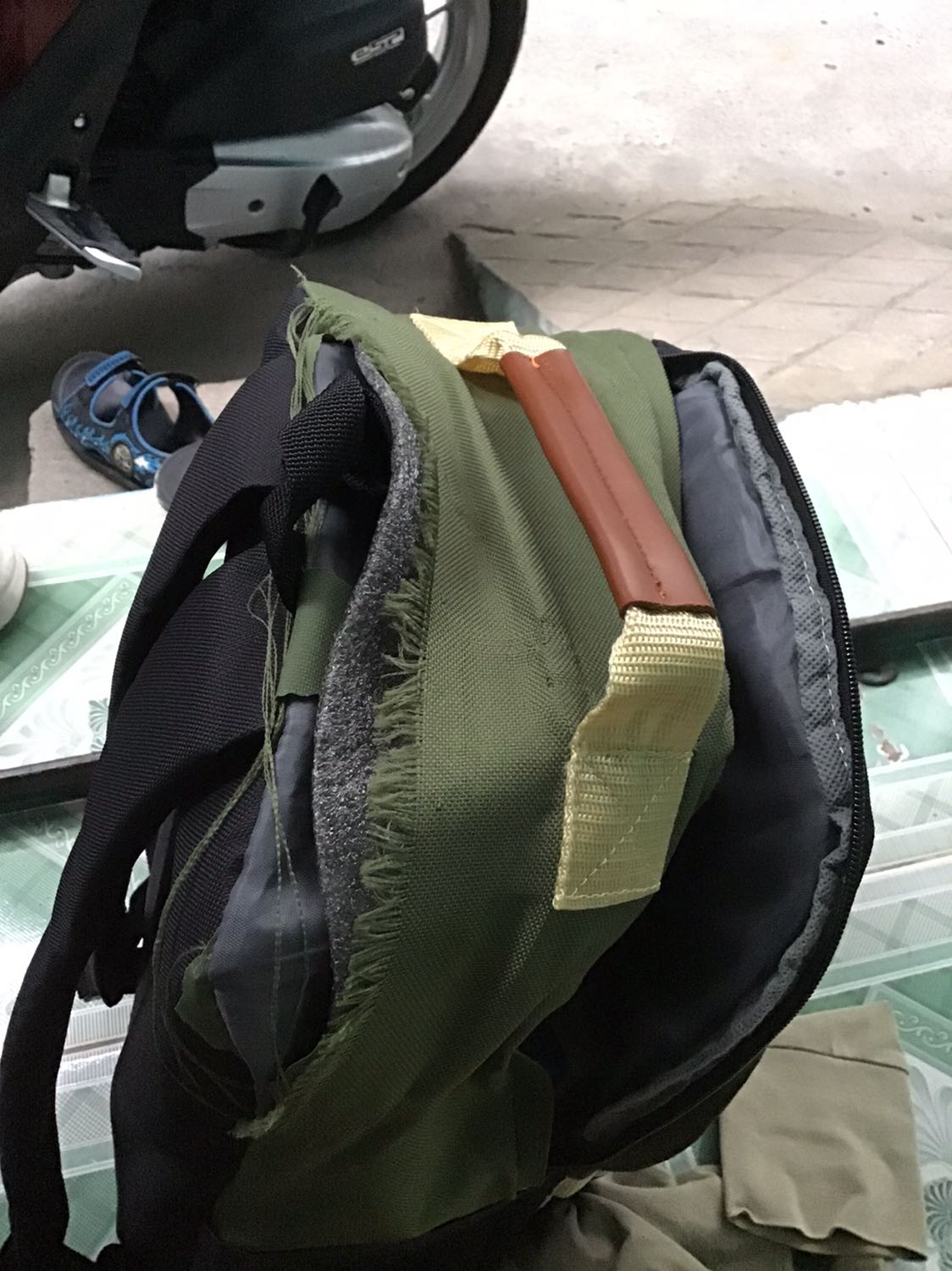 Balo chất lượng quá tệ, mình mua để đó chưa sử dụng liền, mới bắt đầu sử dụng 5 ngày, đựng laptop và ví, khẩu trang, sổ ghi chú nhỏ bằng lòng bàn tay, mà đã rách như thế này, chất lượng có tệ thì cũng không đến mức này chứ.